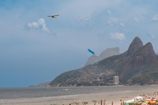 Earlier this month we took ENO Ice Mint to new heights with planes flying over Rio pulling the message: “O calor tá de matar? Dá um gelo na azia!” (“The heat is too much? Put heartburn on ice!”). 

The aerial stunt builds on everything the ENO team activated during Carnival including OOH, wrapped stores, street experiences, PR moments and creator content across Brazil. 

We also shared more than 6,000 themed popsicles inspired by the classic “prize stick” ice creams of the 2000s and helped people celebrate with a little extra refreshment. 
ENO Ice Mint is here to keep summer feeling lighter. 

 #ExperienciaEno #Haleon #ENO