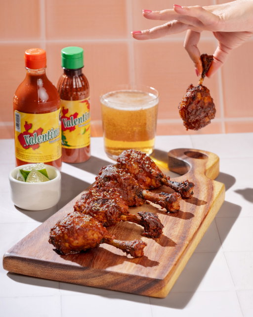 Advertencia: estas paletas de pollo son las que van a desaparecen primero.
La culpa es de que estan bañadas en Salsa Valentina. 🔥