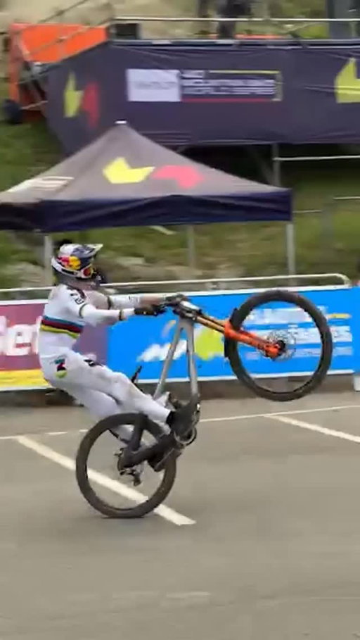 All style, no stress 😮‍💨

Asa Vermette putting on a show in the finish bowl 🔥