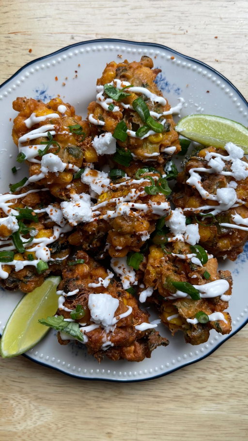 Hot, crispyyy, steamy elote inspired corn fritters that can be whipped up in one bowl ready to eat in one sitting 🌽

Elotes are elite. The combination of sweet, salty, tangy, creamy and spicy never ceases to amaze me. So here I am, whipping up another Elote inspired dish because I worship the ground they walk on.

Full recipe in our biooo now. These simply neeeed to be made ☀️