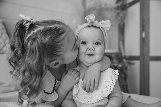 Un troisième enfant ? 🤍

C’est la question qu’on me pose tout le temps.
La vérité, c’est qu’aujourd’hui, je ne souhaite pas de troisième enfant.

J’ai l’impression que notre famille est complète comme elle est.
À 4, on est bien, on est heureux, on a trouvé notre équilibre.

Mais je sais aussi qu’on peut changer d’avis.
Que la vie évolue, que les envies aussi.

Alors je ne ferme pas la porte,
je dis juste que pour l’instant… c’est non ✨

📸 @marjory_photography 

#MamanDeDeux #FamilleComblée #viedemaman