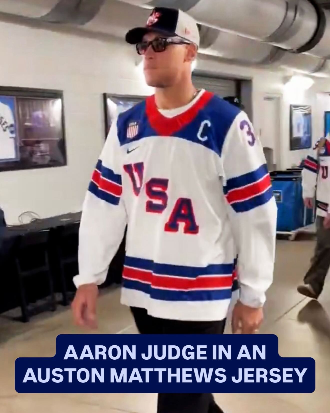 Aaron Judge arrives for the WBC Championship wearing an Auston Matthews jersey. Matthews, a Toronto Maple Leafs superstar, was captain of the USA Olympic gold medal men’s hockey team (via @luisgilbert1998)