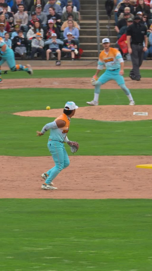 Loco Beach is leveling up the trick plays 👀

#bananaball #locobeachcoconuts #savannahbananas #infield #wbc