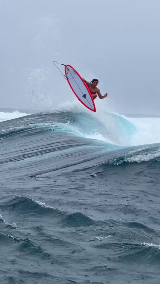 On rainy days we were pink💘💅🏽 @abysseofficial @cisurfboards @namotuisland