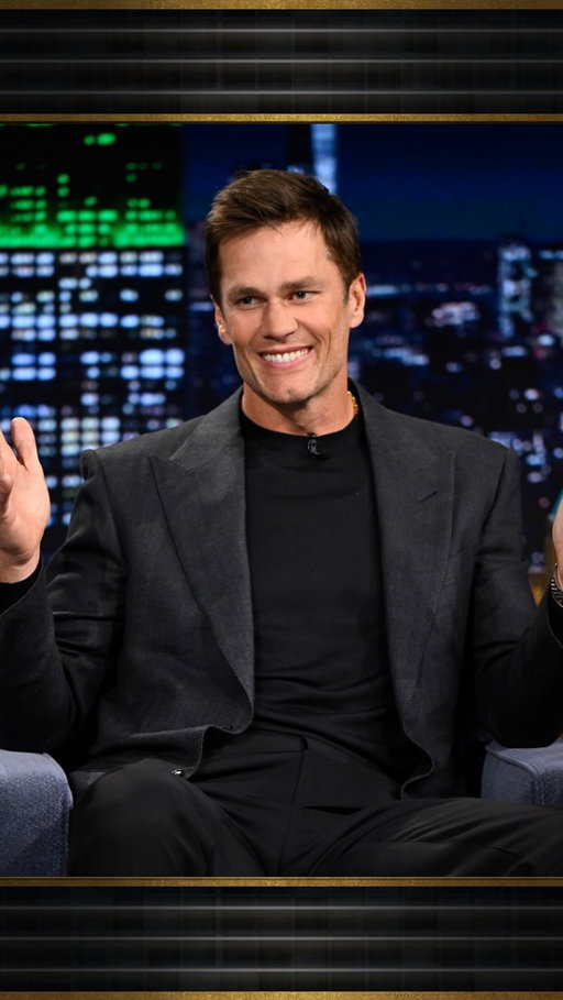 @tombrady teaches Jimmy how to perfect his throw! 🏈 #FallonTonight
