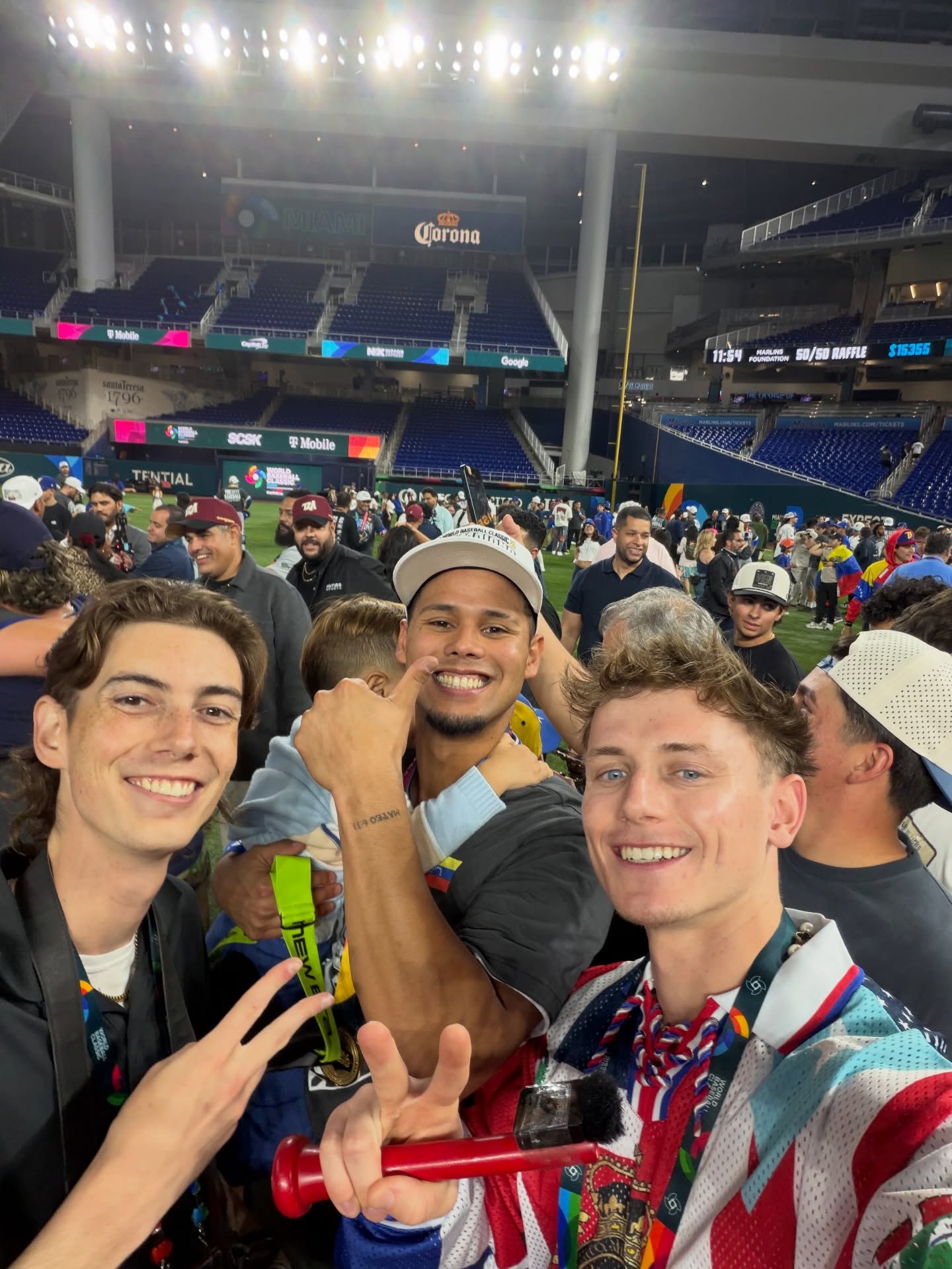 FELICIDADES VENEZUELA🇻🇪🇻🇪🇻🇪 These players SHOWED OUT and got the job done over the ridiculously stacked USA team🇺🇸 Having a new World Baseball Classic champion is so good for baseball and this was so incredible to see in person💯 This is our favorite sporting event in the WORLD and we can’t thank you guys enough for the support which allows us to be here for this❤️❤️ Stay tuned for our YouTube video dropping tomorrow morning😈We also still have 3 more WBC YouTube videos after this👀🇵🇷 #baseball #mlbvenezuela #mlb #beisbol #beisbolvenezolano