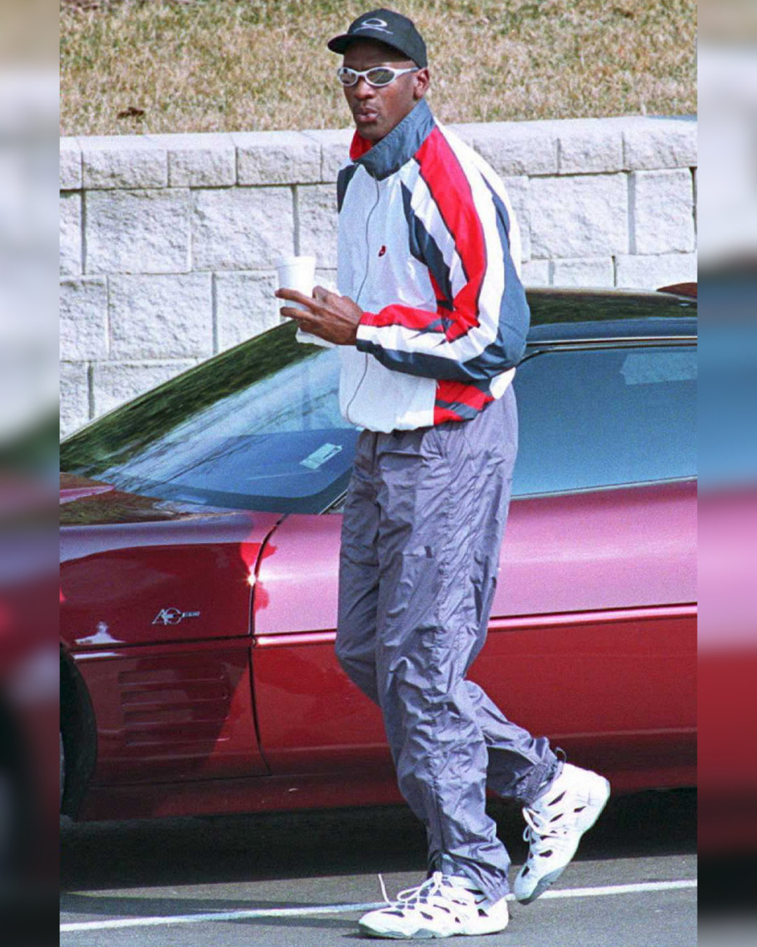 March 18, 1995: Michael Jordan pulled up in a Corvette with Andre Agassi’s Nike Air Challenge LWP and @Oakleys on. 🔥