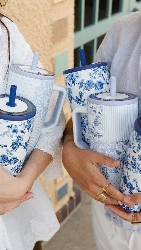 Meet us on the coast 🇮🇹 The Amalfi Collection features two new prints that make you feel like you’re sipping seaside – no plane ticket required. Here’s everything you need to know about this upcoming drop:
💙 Sorrento: A timeless deep blue floral print with a glossy finish on top of a matte white base
🩵 Capri: A mixed media print with stripes, polka dots, and florals with a matte finish
✈️ Limited-edition (once they’re gone, they’re gone)
💦 Top-rack dishwasher safe
🌊 Available on 3.20 @ 9:30am MST