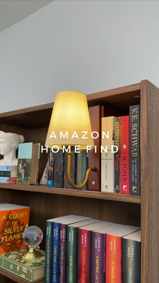 Amazon Home Find 💡📚 Type ‘lamp’ if you want the 🔗

This bookshelf lamp already comes with the lightbulb. It’s rechargeable and the light is dimmable.

#amazon #home #bookshelf #amazonfinds #aesthetic 
amazon must haves, book lover, amazon favorites, office finds, home decor, asmr