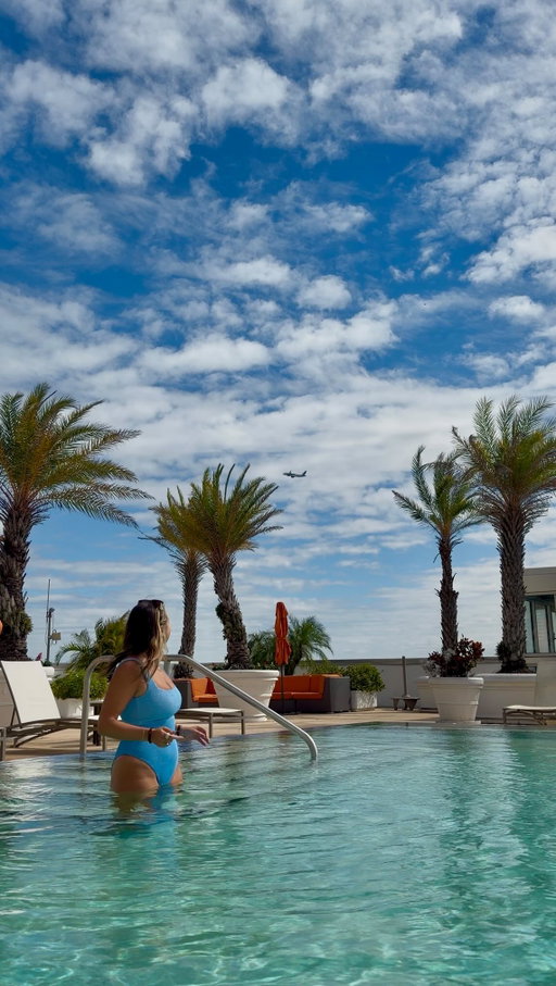 The coolest pool l’ve ever found on @resortpass didn’t even require me to leave the airport

📍 @hyattregencyorlandoairport in @flymco 

#ResortPassPartner #daycation #orlando #orlandoairport