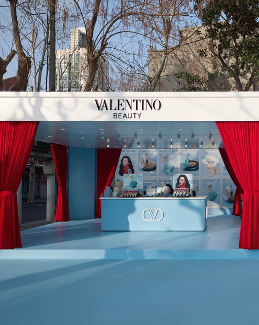 A dream in the heart of Shanghai. ✨
 
Valentino Beauty transforms the city with the Ciel Baroque pop-up, an immersive living studio. Open until March 22nd, guests are invited to discover the new Go-Cushion Glow Ciel Baroque and Spike Valentino Ciel Baroque through interactive games and curated surprises.
 
#LOrealGroupe #ValentinoBeauty #CreateTheBeautyThatMovesTheWorld