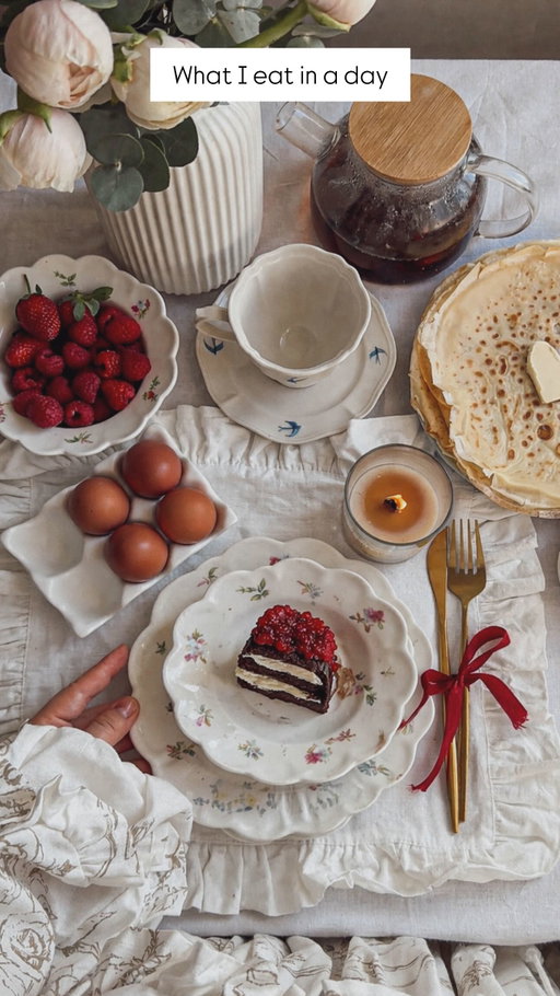 What I Eat in a Day👌

🍫 Breakfast – Banana Cacao Bake with Ricotta & Raspberries

For breakfast, I made a simple banana cacao bake.

Recipe
	•	2 ripe bananas
	•	2 eggs
	•	16 g cacao powder (2,5 tablespoons)
	•	1 teaspoon baking soda

I mashed the bananas, eggs, cacao powder, and baking soda together until smooth. Then I baked the mixture in the oven for about 30 minutes at 180°C.

After baking, I cut it into slices and added:
	•	60 g ricotta with one teaspoon of honey
	•	mashed raspberries on top

Calories: ~541 kcal, Protein: ~22.9 g, Fiber: ~12.3 g

🌯 Dinner– Veggie Tortillas with Avocado Yogurt Sauce

For lunch, I made tortillas with vegetables and a creamy avocado sauce.

Ingredients
	•	2 small tortillas
	•	50 g cheese
	•	2 bell peppers
	•	½ cauliflower
	•	½ tablespoon olive oil

Sauce
	•	½ avocado
	•	2 tablespoons Greek yogurt
	•	lemon juice
	•	garlic
	•	salt

I cooked the vegetables with a little olive oil, then filled the tortillas with the veggies and cheese. For the sauce, I mashed the avocado with Greek yogurt, lemon juice, garlic, and salt, and added it on top.
Calories: ~689 kcal, Protein: ~29.4 g, Fiber: ~16.2 g

🐟 Luncg – Salmon Avocado Toast

For dinner, I made a salmon toast- best thing ever😅

Ingredients
	•	2 slices of bread (~60 g)
	•	180 g salmon
	•	½ avocado
	•	1 tablespoon Greek yogurt
	•	lemon juice

I mashed the avocado, the salmon, with Greek yogurt and lemon juice, spread it on the bread! 
Calories: ~667 kcal, Protein: ~45.8 g, Fiber: ~6.8 g

✅ Daily Total
	•	Calories: ~1897 kcal
	•	Protein: ~98 g
	•	Fiber: ~35 g
Bon appetit💋