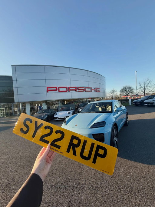 I don’t mean to alarm anyone but I think I may have acquired the world’s COOLEST number plate 🥹🫶🍯 

honk if you love hair syrup x

🩵🦋🚙💙🧿