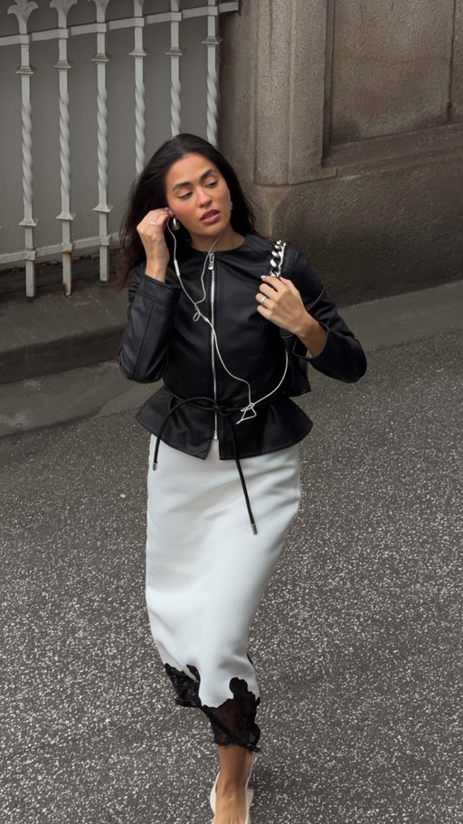 Me leaving for girls night in @hm like I didn’t just try on 10 outfits 🖤 #ootd #mood #hm 

Werbung