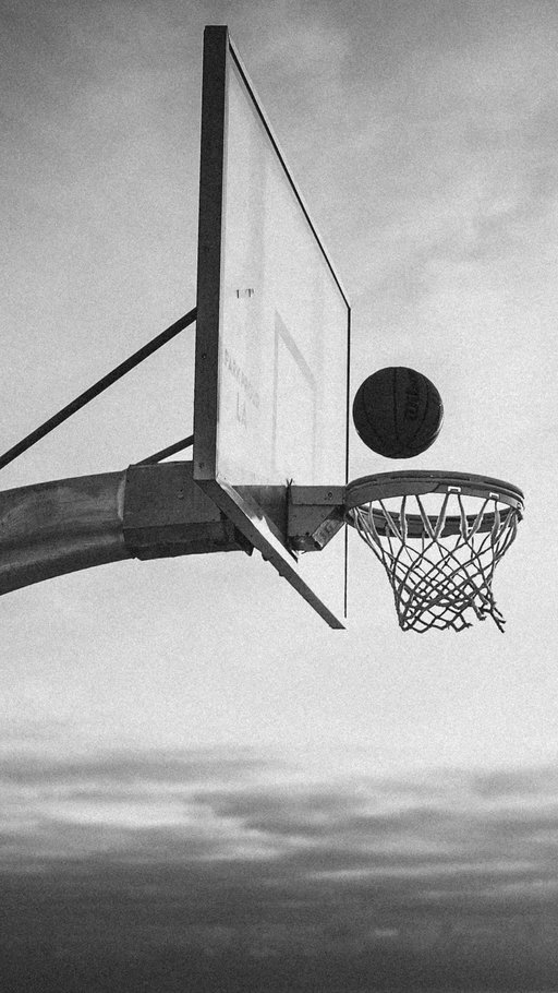 Free to play. Cash rewards for the top 1000 brackets. Enter to win the @cuts x @splashsports March Madness giveaway.