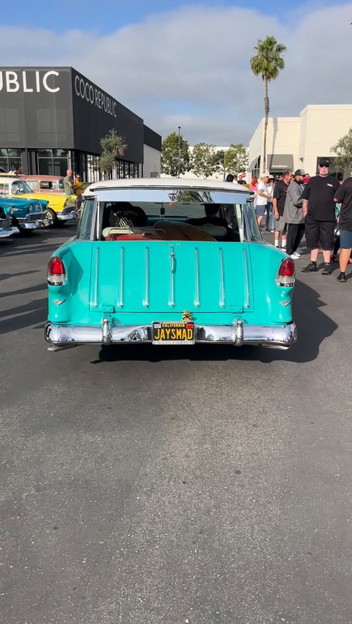 Letting the environment play the song on this reel of @jason_______r  1955 Chevrolet nomad. The sunshine, the soft conversation, the camaraderie, the soft engines purring. (Some sounding more healthy than not.) That wasn’t Jason’s making that noise at the end. His is smooth and quiet. Nice clip of him and his son departing the Q. Love how he always shows off the @madmooks_classiccars anti-rattle plate. 
💠 
💠
💠 
💠 🎥 @bettyzwithchevyz 
#1955chevy #trifive #tri5 #nomad #wagons