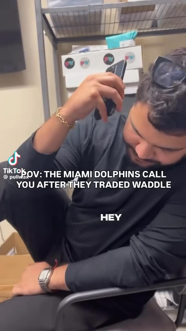 This Dolphins fan was NOT having it after a ticket rep tried to sell him season tickets the same day they traded Jaylen Waddle 😭😭😭

🎥 @pullwax via Tik Tok