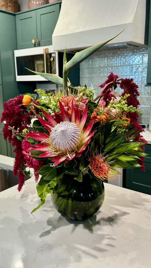 Feeling down? Fresh flowers help. 💛 Fun fact: My first job was at my cousin’s florist shop. My second was at McDonald’s. 

💐: @mayeshatlanta