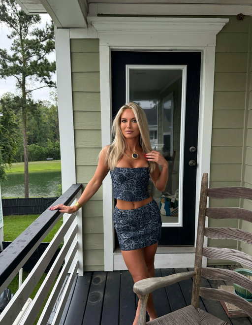 Tune in tonight to watch another dinner where everyone gangs up on me at 9pm on @bravotv 💅🏻 Do I cry this episode? Vote below 🙂🙃
