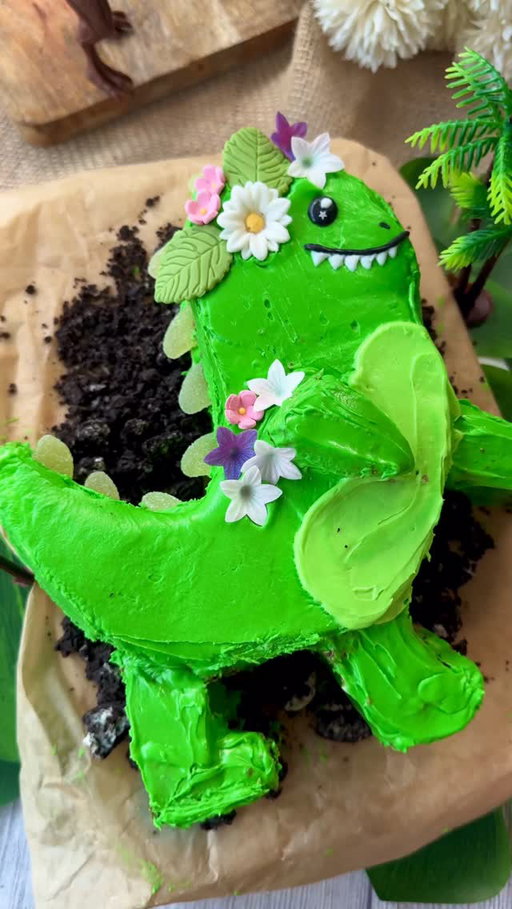 🦖 transformando tarta de supermercado en fifosaurio 💖

✨La verdad es que era un vídeo que no pensaba subir 😂, ni siquiera tengo las imágenes de las dos cámaras que suelo usar (creo que las borré directamente), pero me sorprendió que cuando os lo enseñé en historias para “reírme” de él os encantó y queríais tenerlo detallado en un vídeo 😅.

Esto es lo único que tengo, pero creo que se entienden los cortes de la tarta para darle forma ☺️

La cobertura es buttercream verde
La cresta son chuches 
Los detalles en chocolate negro y blanco

Espero que este fifosaurio os sirva💖

#recetasburpee_vet #postres