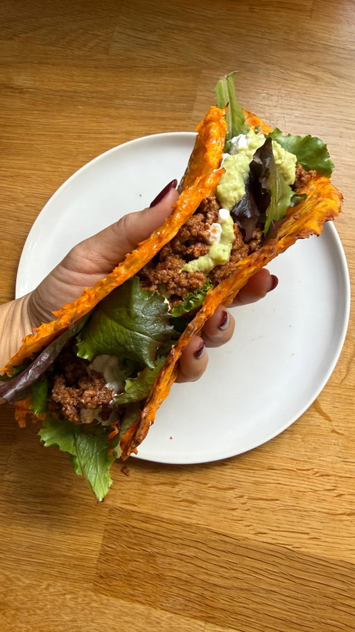 Tacos recheados de cenoura e queijo 🤌🏾🧡 Diz-me se vais experimentar! 

Ingredientes (para 2 grandes ou 4 mais pequenos):
Para os tacos: 4 cenouras pequenas, 100g de queijo ralado light , 1 ovo e sal q.b.
Para a carne: 250g de carne picada (no vídeo cozinhei mais quantidade), sal q.b., 1 colher de chá de alho em pó, 1 colher de chá de pimentão doce, 1 colher de chá de pimenta branca e 100g de polpa de tomate.
Para o molho de abacate: 1 abacate maduro, 1 colher de sopa de iogurte grego light, sal q.b. e sumo de 1/2 limão.
Para servir: 2 colheres de sopa de queijo cottage e alface.

Processo:
Começa por ralar a cenoura e colocá-la numa taça. Junta o queijo ralado, o ovo e uma pitada de sal e envolve bem até obteres uma mistura homogénea. Num tabuleiro forrado com papel vegetal, distribui a mistura em círculos finos, ligeiramente achatados, formando as bases dos tacos, e leva ao forno pré-aquecido durante 20 minutos a 190°C, até ficarem dourados e firmes.
Enquanto isso, leva a carne picada a uma frigideira, temperada com sal, alho em pó, pimentão doce e pimenta branca e deixa cozinhar. Quando estiver quase pronta, adiciona a polpa de tomate, envolve bem e deixa apurar.
Para o molho, esmaga o abacate e mistura com o iogurte grego, o sumo de limão e uma pitada de sal até ficares com um creme suave.
Retira os tacos do forno, deixa arrefecer ligeiramente e monta com alface, a carne, o molho de abacate e finaliza com queijo cottage.

Sugestão de refeição : 1/2 taco com uma fonte de hidratos de carbono, por exemplo arroz 🤭