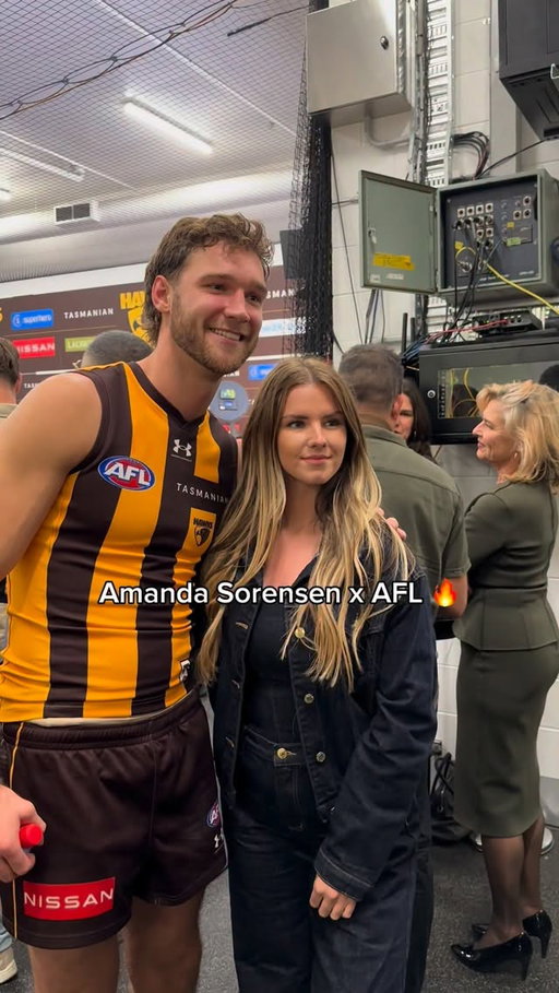 Professional drift driver @amanda.sorensen12 in the Hawks rooms 🤝