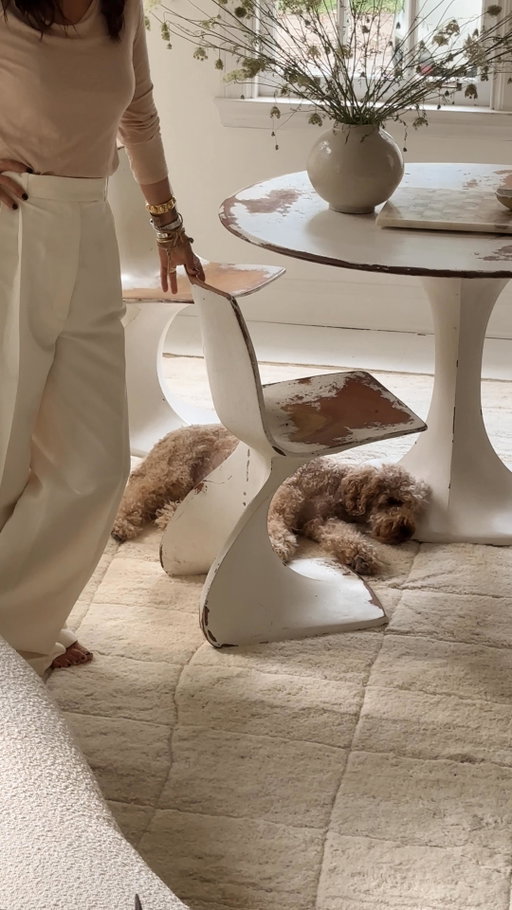 Not sure which is cozier… 

Featuring Bracken BKN-01 Natural/Ivory by @leannefordinteriors × Loloi #LeanneLovesLoloi

// #LeanneFordInteriors with interior styling by @hilaryrobertson and wardrobe styling by @jilliansjoseph for @loloirugs