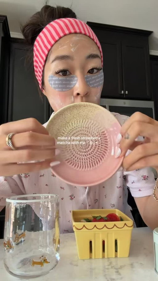 today’s morning matcha is
STRAWBERRYYYY
#spanishgrater #graterplate #strawberrymatcha #matchahacks #makematchawithme
@anthropologiehome