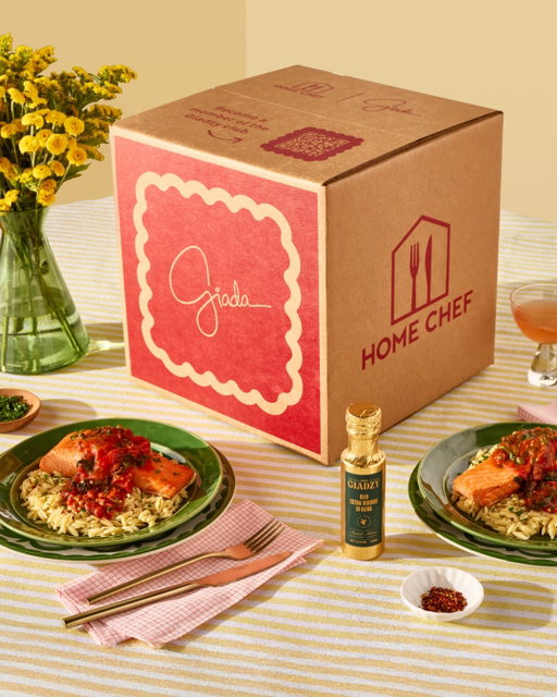 🚨 GIVEAWAY 🚨 To celebrate teaming up with @giadadelaurentiis, we’re giving away some of her favorites! FIVE lucky winners will have the chance to receive a @thegiadzy Olive Oil Tasting Box, Giadzy Italian Spice Pack, ‘Super Italian’ Signed Cookbook, and a $150 Home Chef Gift Card. 💚 🍝 

To Enter:
1. Like this Post
2. Tag a Friend
3. Let us know which Giada x Home Chef recipe you want to try!