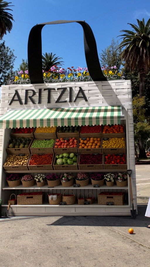 This bag should be big enough for your farmer's market haul, no?⁣ 
Art by @vertex.cgi