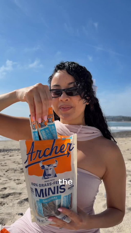 Raise your hand 🙋🏻‍♀️ if you’re lucky 🍀 enough to have a beach day with archer in March !! 

#grassfed #beachsnacks #snacks #snackinghealthy #snackfood
