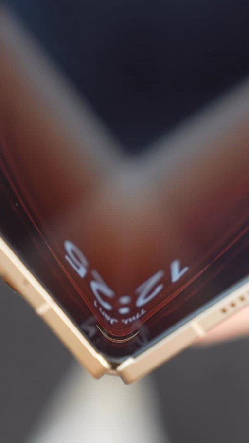 Is the crease in the room with us now? What do you think of the OPPO Find N6?