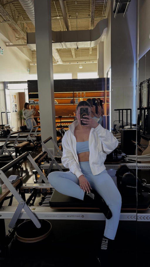 Saturday’s event for the new @sabeathletic blue frost set!! At my new favourite pilates studio 🩰🤍 @lestudiomiel
