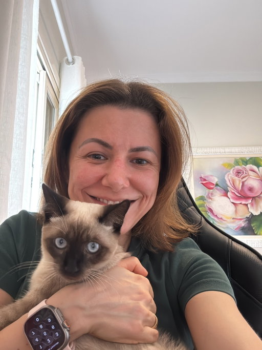 Since Thursdays are throwback days, here are a few of the pictures I took during my recent visit to Brazil, after two years. I had an amazing time with my loved ones — including my mom’s new kitten.

These moments are always precious - and always bring so many memories and reflections... 

“I guess years and years calling a place home don’t go away that easily. Home is perhaps that comfort feeling you experience deep inside. You feel it in your bones. The smells, the colors, the flavors, the language, the people. Not random people - your people. The few people that are part of that small group of human beings you love so much that it hurts.”

This is just a snapshot of the post I shared on my Substack last Sunday. I guess anyone who lives abroad will relate to some of the things I wrote - link in bio! 

Also... I know I’ve been MIA — not that I’m putting myself in the spotlight here, like people would care lol — but the truth is that I’m spending way less time on social media and working non-stop on my podcast. If you want to listen to inspiring stories from incredible women around the world, you should definitely check it out @transplants.pod 

#livingabroad #braziliansabroad