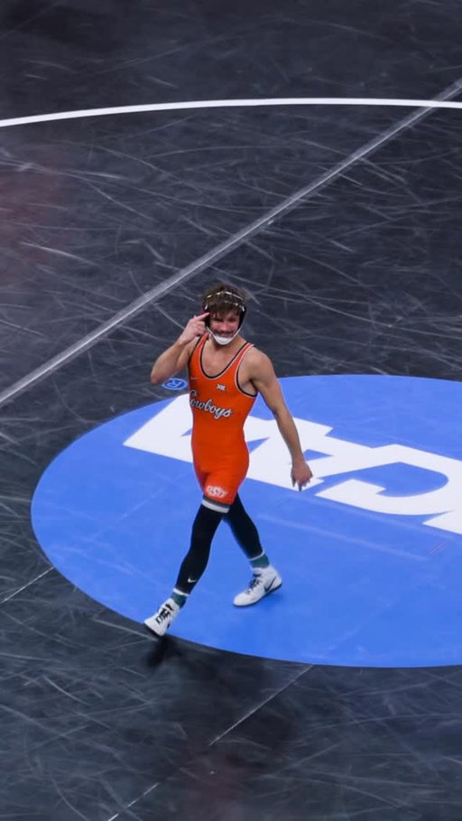 THE SPARK PLUG PREVAILS ⚡️

In a rematch of the 2025 NCAA final at 125, (5) @troy_spratley of @cowboywrestling defeats the defending champion (12) Vincent Robinson of NC State, 8-5. 

#NCAAWrestling x 📺 ESPN