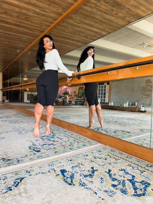 Class is in session. If life isn’t teaching you about the ebbs and flows, I will.😘See you at the barre. 📚🌶️🔥 
#barreinstructor #pilatesinstructor #yogainstructor