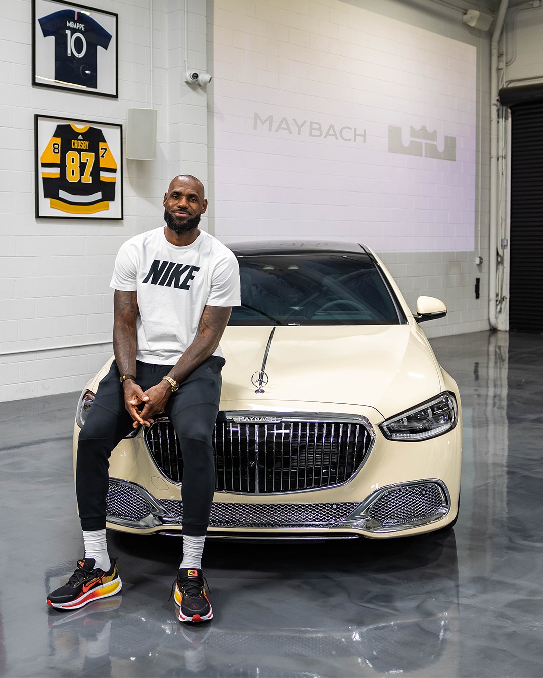 When @kingjames shapes his personal Mercedes-Maybach, perfection is guaranteed 💯

Discover this ultra-exclusive S 680: Through the MANUFAKTUR Made to Measure program, this Maybach stuns in MANUFAKTUR exclusive light ivory non-metallic and deeply personal design touches like his own logo. 

One of two Mercedes-Maybach S-Classes individually configured by LeBron James – one for his personal collection. And one to be revealed soon…

Mercedes-Maybach S 680 | Energieverbrauch kombiniert: 14,2‒13,2 l/100 km | CO₂-Emissionen kombiniert: 323‒300 g/km | CO₂-Klasse: G