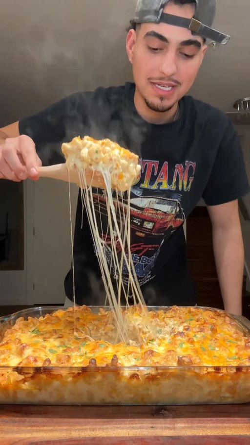 be honest… is this better than restaurants or am I dragging it? 👀

#macandcheese #cheesepull #foodreels #comfortfood #easyrecipes