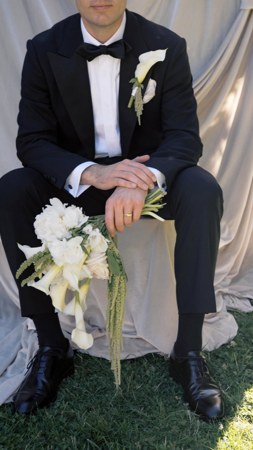 Wedding trends change so quickly, but this will forever be timeless and romantic. 🖤 Something about a man in a tux 🤌🏼🤵🏼

Planner & designer @winstonsevents 
Backdrop @bespokedecor 
Venue @cecilgreenparkhouse 
Florals @dafioridesign 
Content @amourcontent 

#2026bride #2027bride #weddingreels❤️