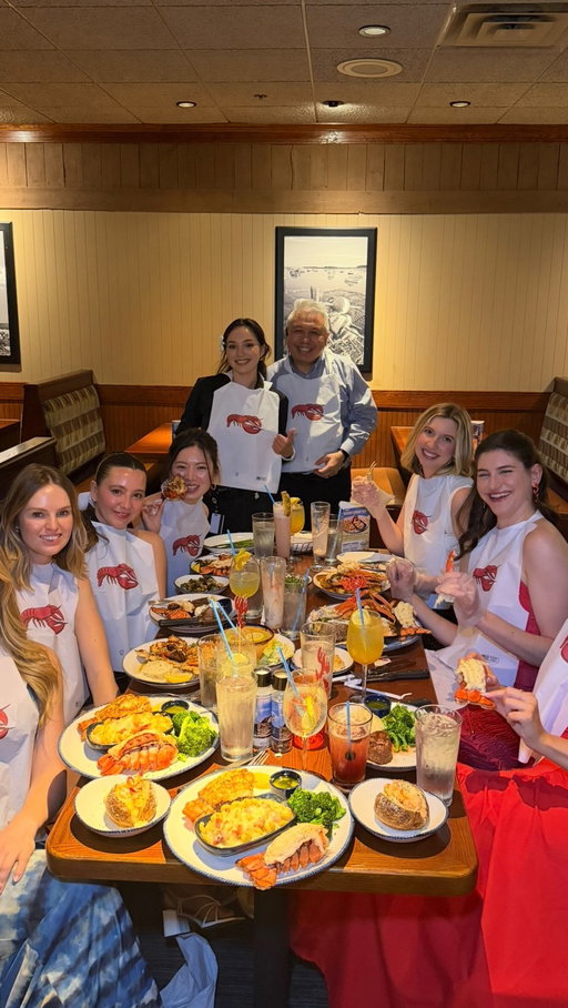 Ladies Limo Lobster Night during Lobsterfest did not disappoint!! Thank you @redlobster ❤️🍽️🦞✨#ad #redlobster