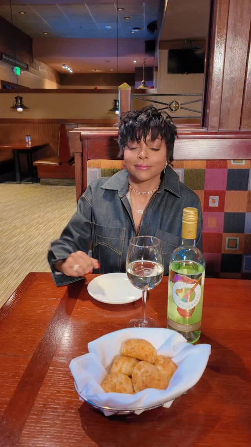 Rule #1: never touch @tarajiphenson’s biscuits, or her bottle of @sevendaughterswines. Be sure to grab both at your next visit to @redlobster!