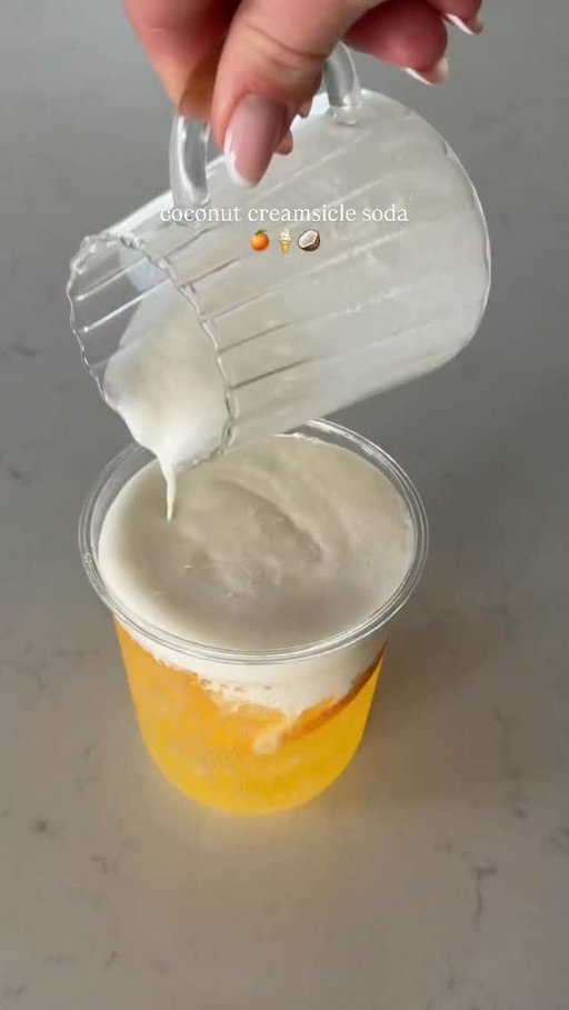 This is the drink that I made when I want something fun 🤩 the @drinkolipop orange cream is my favorite 🍊🍊 #orangecream #creamsicle #orangecreamsicle #dirtydrink #coconutcream @tossware @chobani
