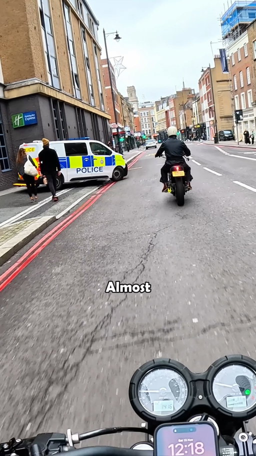 Close calls in London 😬

If you assume everyone can’t see you, you’ll be fine 🖤🤍

Ps - it’s filtering (:

Love you x

.

#harveyridesbikes #harvey #goodvibes #london #gopro