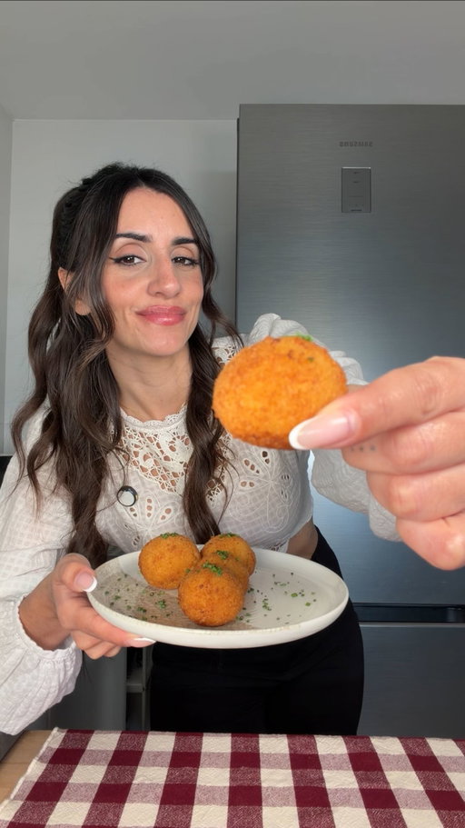Croquetas de gambas al ajillo 🦐

Hacedlas porque están tremendas 😍

🗒️INGREDIENTES:
Para las gambas al ajillo:
-12 gambones (o gambas)
-3 dientes de ajo
-2 guindillas 
Para el fumet:
-Las cabezas de las gambas
-1 cebolla
-3 ajos
-Vino blanco 
-Agua y sal
Para la bechamel:
-60g de mantequilla 
-60g de harina
-300ml de fumet
-300ml de leche entera
-2 hojas de gelatina neutra hidratada 
-Las gambas al ajillo picadas 
-Sal
Para el rebozado:
-Huevo batido 
-Harina
-Pan rallado

#recetascaseras #croquetas #gambas #recetasespañolas #gambasalajillo