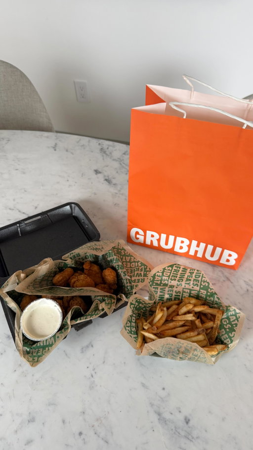 @grubhub is feeding my @wingstop obsession. #grubhubpartner

To learn more and sign up for Grubhub+ Student visit grubhub.com/about/campus. Also, score a free 10pc Wings with $25+ order. Offer available at participating off-campus Wingstop locations only. Only valid for Grubhub+ Student members. Valid 3/17-4/6. Terms and additional fees apply.
