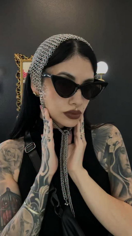 Got to give this headscarf a proper spin today 🙌 
Chainmail headscarf from @_messylynne 
Sunnies @valleyeyewear 
Top @churchofsanctus 
Pants abettor
Shoes @dolcevita