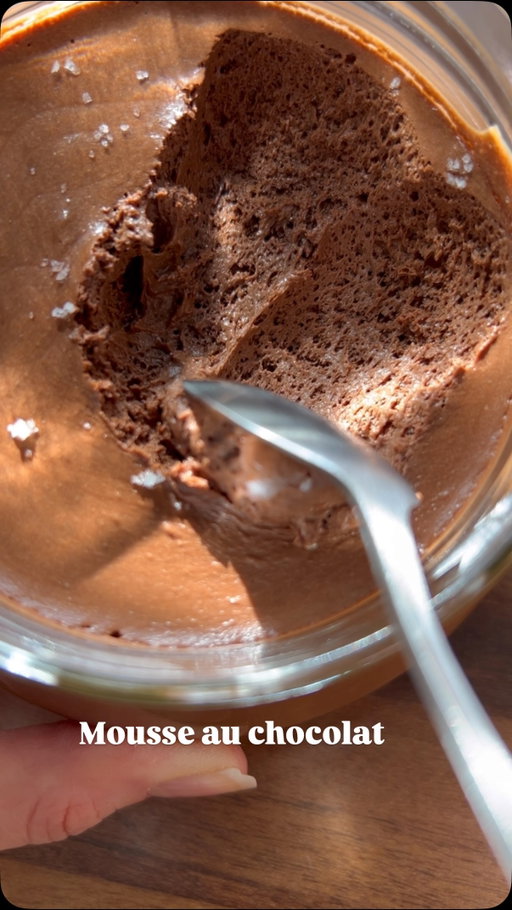 Mousse au chocolat 

Toi aussi tu as une recette fétiche de mousse au chocolat ? 

La recette pour 5 personnes 

150g de crème fleurette 
75g de lait 
260g de chocolat 65%
3 œufs ( séparez le blanc des jaunes ) 
20g de sucre semoule 

Fleur de sel avant de déguster 

Recette inspirée de Monsieur Michalak 🙏🏼

Enjoy ❤️

#foodlover#mousseauchocolat#chocolate#dessert#recipe