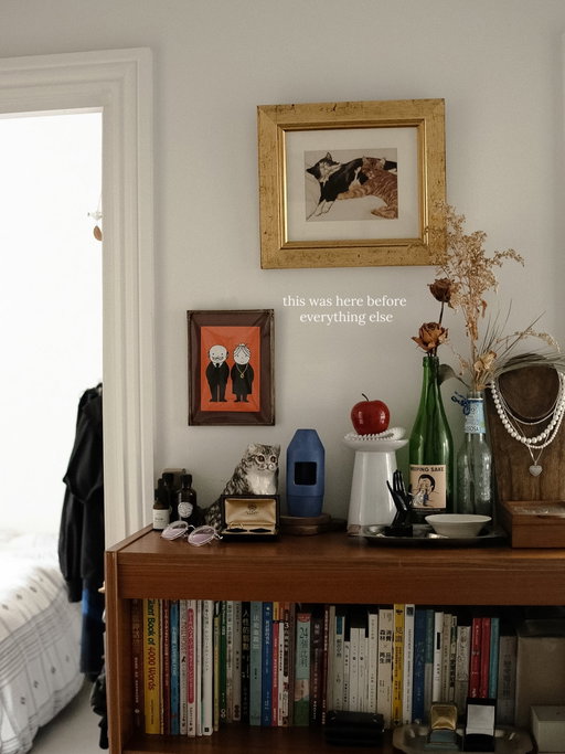 This was one of the first things we brought into our home.

A small thrifted artwork of two cats, found at Peckham carboot. Back then, we didn’t even have cats.

Now we live with two.

It has been sitting quietly in our entryway since day one, the first thing we see when we come home.

Maybe a home starts forming before you realise it.
.
.
#catsathome #slowinterior #homestory #thriftedhome #intentionalspaces