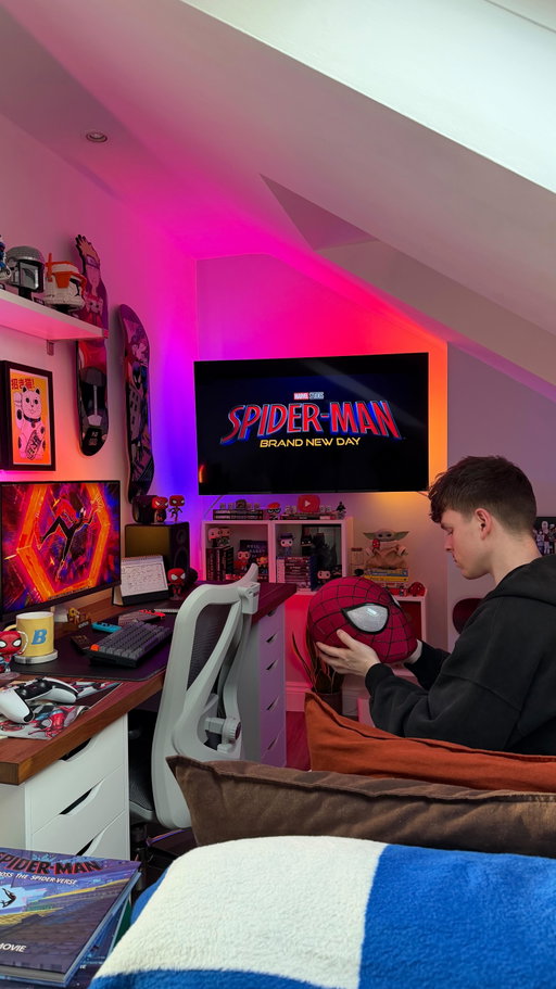 counting down to a brand new day ⏳🍿 

#apartmenttherapy #roominspiration #spidey #bedroomideas #ledlights

@spiderman @spidermanmovie @sonypicturesuk