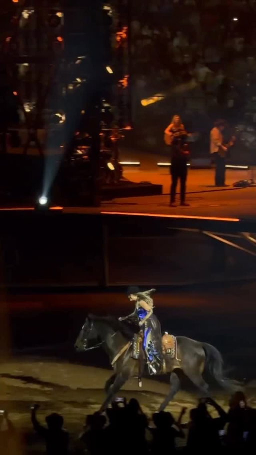 Now that’s a Cowgirl exit 🐎 
@laineywilson gave such an outstanding performance at @rodeohouston 🤠